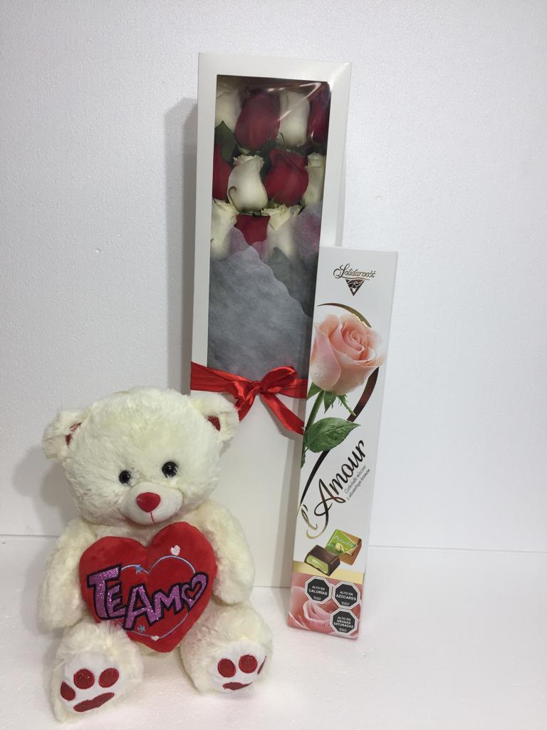 Caja con 12 Rosas ms Bombones 116 Gramos y Peluche con corazn 30cm